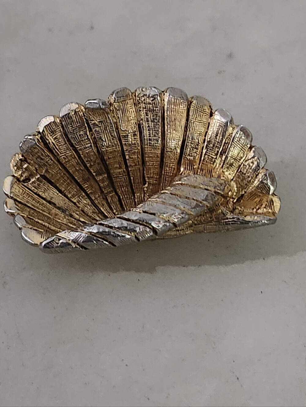 Vtg Mid Century Modern Judith Green Gold-Tone Scalloped Seashell Brooch
